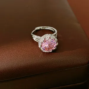 Gros plan d'une bague en argent élégante avec un grand zircon rose rond au centre.