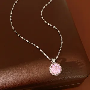 Gros plan d'un pendentif élégant en zircon rose sur une chaîne argentée délicate