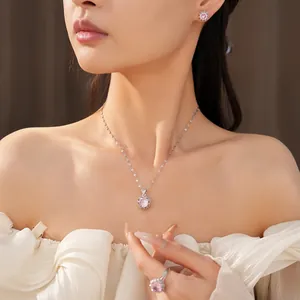 Ensemble de bijoux élégant en zircon rose avec collier, boucles d'oreilles et bague