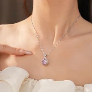 Gros plan d'un collier élégant avec pendentif en zircon rose sur mannequin, luxe.