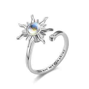 Detalle del anillo de sol ajustable en plata con piedra lunar y grabado interno