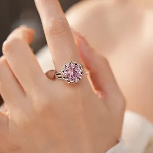 Gros plan d'une bague élégante en argent ornée d'un grand zircon rose rond au doigt