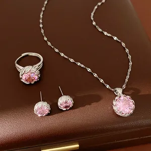 Vue détaillée de l'ensemble de bijoux en zircon rose avec collier, bague et boucles.