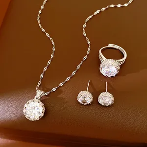 Parure de bijoux élégante en argent avec collier, bague et boucles d'oreilles en zircon