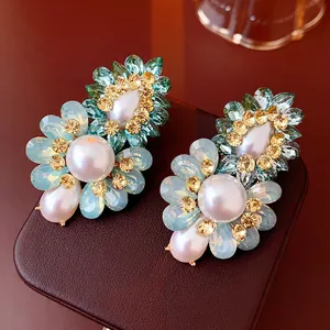 Elegante Vintage Ohrstecker im königlichen Stil mit Perlen und hellblauen Kristallen