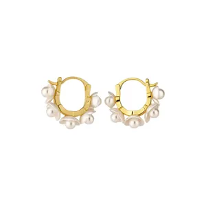Elegante französische 18K vergoldete Creolen mit einem zarten Perlenblumen-Design