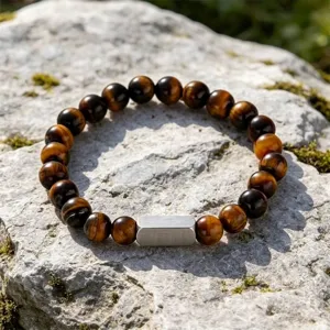 Detailansicht der gravierten Metallplatte auf Tigerauge-Perlenarmband für Paare