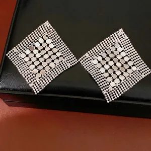 Orecchini a perno geometrici a rombo traforati in argento con texture a rete ed esagono