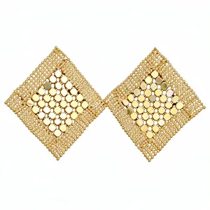 Orecchini geometrici a rombo traforato con paillettes dorate in stile minimalista.