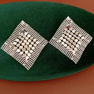 Vue détaillée de boucles d'oreilles clous géométriques en maille argentée évidée