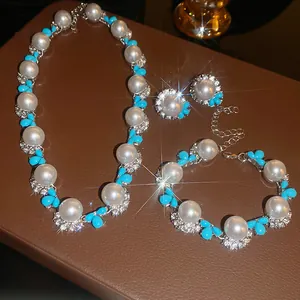 Elegante set di gioielli vintage con collana di perle, bracciale e orecchini turchesi