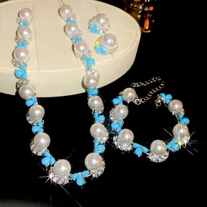 Elegante set di gioielli in perle con accenti turchesi e cristalli scintillanti