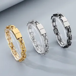 Vue détaillée des bracelets pour hommes en acier inoxydable avec boucle magnétique en or et noir
