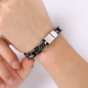 Détail d'un bracelet pour homme en acier inoxydable avec chaîne noire et fermoir magnétique
