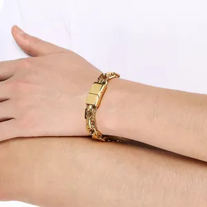 Détail du bracelet chaîne en acier inoxydable doré pour homme avec fermoir magnétique