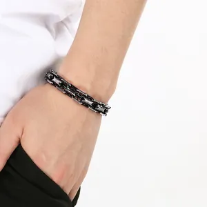 Gros plan d'un bracelet pour homme en acier inoxydable de style rock vintage au poignet