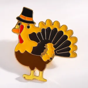 Vue détaillée d'une broche en émail représentant une dinde de Thanksgiving avec chapeau.