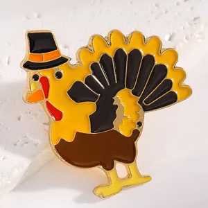 Détail en gros plan d'une broche en émail de dinde de Thanksgiving aux couleurs vives