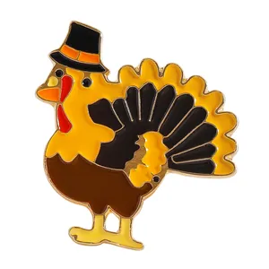Détail d'un pin's en émail en forme de dinde mignonne portant un chapeau haut de forme.