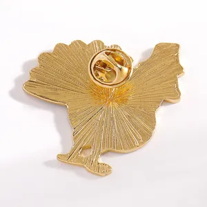 Vue arrière détaillée de la broche émaillée dinde de Thanksgiving dorée avec fermoir papillon