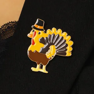 Gros plan détaillé d'une épingle en émail de dinde festive sur tissu noir