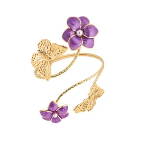 Elegante goudkleurige bovenarmband met vlinders en paarse emaille bloemen voor dames