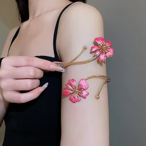 Gedetailleerde weergave van een elegante roze emaille bloemenarmband op een arm