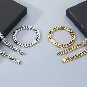 Primer plano de pulseras y collares de cadena cubana en acero inoxidable oro y plata.