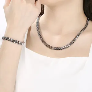 Modelo luce un conjunto de collar y pulsera de cadena cubana de acero inoxidable