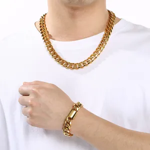 Vista detallada del conjunto de collar y pulsera de eslabones Miami dorados en el modelo
