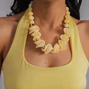 Détail d'un collier ras du cou en acrylique aux formes géométriques irrégulières sur un mannequin