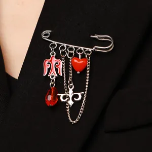 Broche de imperdible plateado con colgantes de corazón rojo y cristal en solapa
