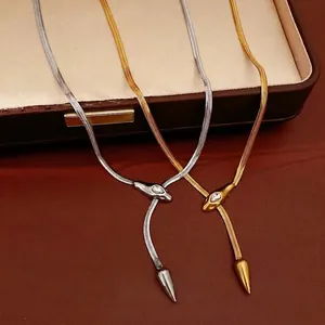 Collier serpent luxueux en acier inoxydable avec œil en strass, tons or et argent
