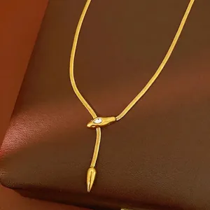 Élégant collier serpent en acier inoxydable doré avec strass sur présentoir en cuir