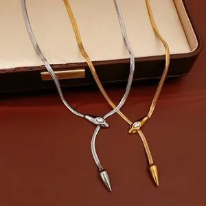 Vue détaillée de colliers serpent minimalistes en acier inoxydable avec strass or et argent.