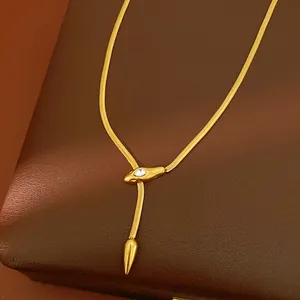 Détail du collier serpent en acier doré avec œil en zircon sur boîte en cuir