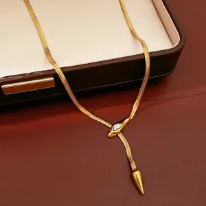 Gros plan d'un collier serpent en acier inoxydable doré avec un strass brillant.
