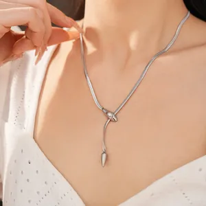 Détail du collier serpent en acier inoxydable argenté avec pendentif tête de serpent