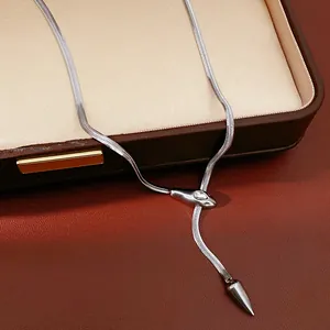 Détail du collier serpent en acier inoxydable argenté avec yeux en zircon et chaîne serpent