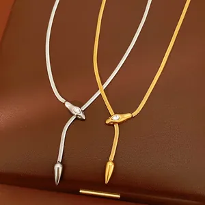 Vue détaillée de colliers serpent élégants en acier inoxydable avec strass or et argent