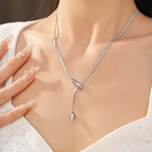 Vue détaillée d'un collier serpent en acier inoxydable argenté porté sur le cou