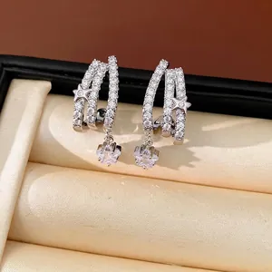 Eleganti orecchini a stella a tre strati con zirconi cubici scintillanti in argento.