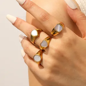 Elegantes Set aus vier 18k vergoldeten Edelstahlringen mit minimalistischem Muscheleinlage-Design