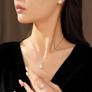 Primo piano di un set di gioielli in zircone quadrato con collana e orecchini