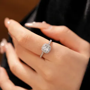 Dettaglio di un elegante anello d'argento con alone quadrato e brillante pietra di zircone