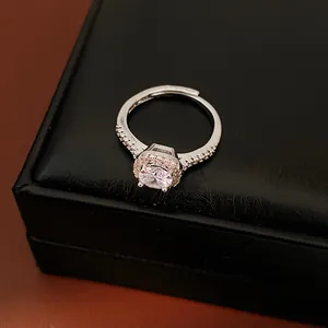 Macro di un anello d'argento di lusso con incastonatura halo in zircone cubico brillante