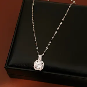 Dettaglio della collana con pendente in zircone quadrato su portagioie nero.