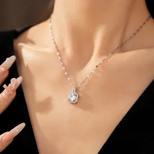 Primo piano di una collana con ciondolo in zircone quadrato su catena sottile in argento