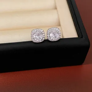 Primo piano di orecchini a lobo quadrati in argento con pietre di zirconia cubica.