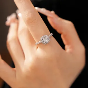 Primo piano dettagliato che mostra un anello halo in zirconia su una mano elegante